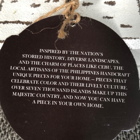 Handcrafted whitewashed wood cross on a metal rod - Picture 5 of 9